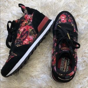 Skechers Woman size 6